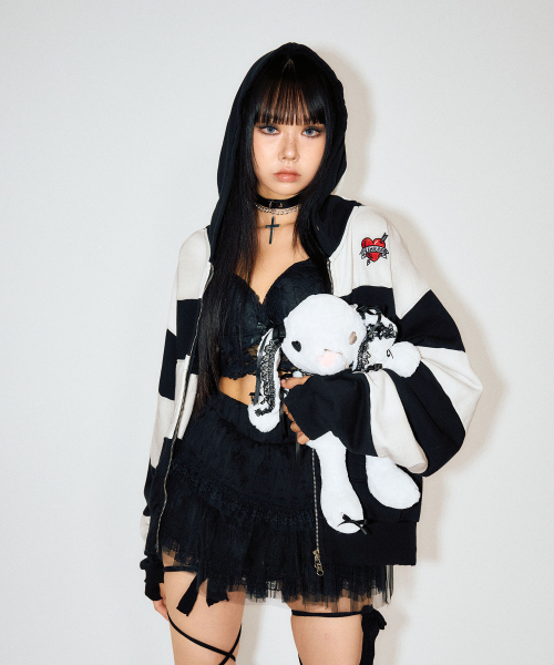 SCHISM INDUCING(スキズムインデューシング)の「STEAL HEART HOODIE BLACK(パーカー・レディース・その他・FREE)」の1枚目の写真