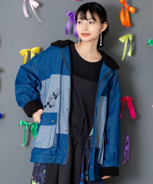 ScoLar（スカラー）の「153755：落書きモザイク柄デニム×ボアジャケット（デニムジャケット・レディース・ネイビー/ブラック・M）」の3枚目の写真