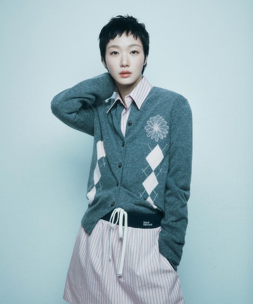 Mardi Mercredi(マルディメクルディ)の「CASHMERE BLENDED CARDIGAN ROUND NECK ARGYLE / カシミヤ ブレンド カーディガン ラウンドネック アーガイル(カーディガン/ボレロ・レディース・ダークグレー/グレー・FREE)」の4枚目の写真