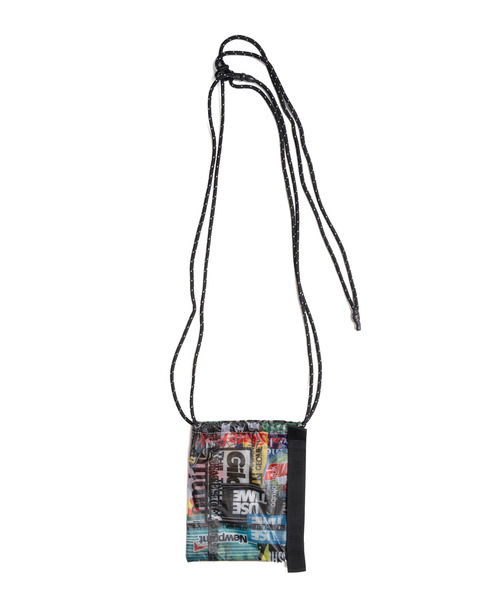 yoshiokubo(ヨシオクボ)の「yoshiokubo ヨシオクボ / MULTI-LOGO BAG S マルチロゴショルダーバッグ / YKS26903(ショルダーバッグ・メンズ・マルチ・FREE)」の1枚目の写真