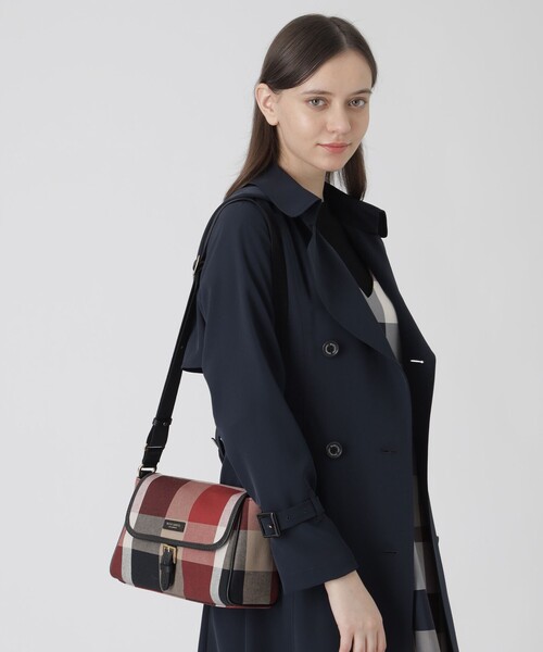BLUE LABEL CRESTBRIDGE(ブルーレーベルクレストブリッジ)の「クレストブリッジチェックキャンバスかぶせショルダー(ショルダーバッグ・レディース・ベージュ系その他/レッド・FREE)」の3枚目の写真