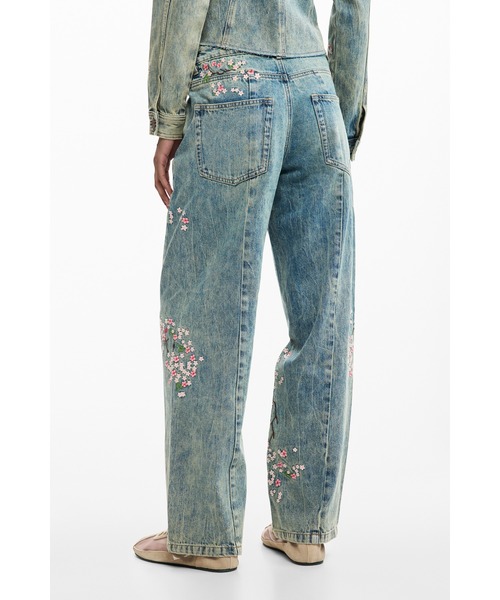 Desigual(デシグアル)の「フルイドフラワーモチーフ刺繍 ミッドブルーワイドデニムパンツ(デニムパンツ・レディース・ブルー・36/38/40/42/34)」の2枚目の写真