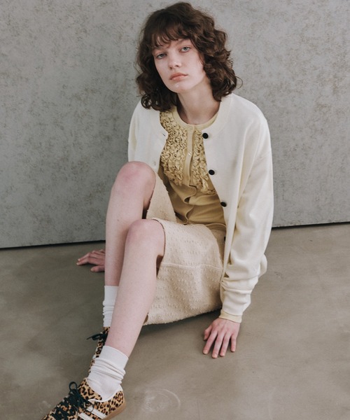 LE CIEL BLEU（ルシェルブルー）の「LEエンブロイダリーカーディガン / LE embroidery Cardigan（カーディガン/ボレロ・レディース・グレー/ブラック・36）」の3枚目の写真