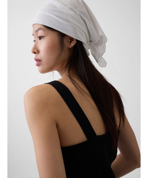 GAP(ギャップ)の「アイレット バンダナスカーフ(バンダナ/スカーフ・レディース・ブルー/オフホワイト/イエロー・ONE SIZE)」の4枚目の写真