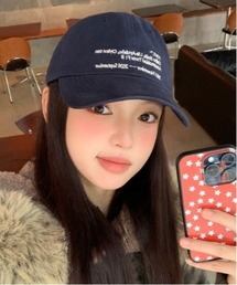 Vini（ヴィニ）の「ユニセックスベーシックロゴ刺繍キャップ（キャップ）」