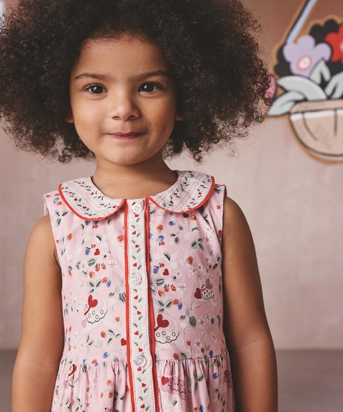 Cath Kidston（キャスキッドソン）の「キッズ ラウンドカラー ノースリーブ ワンピース Puppy Floral（ワンピース・キッズ・ピンク・122/110/98）」の2枚目の写真