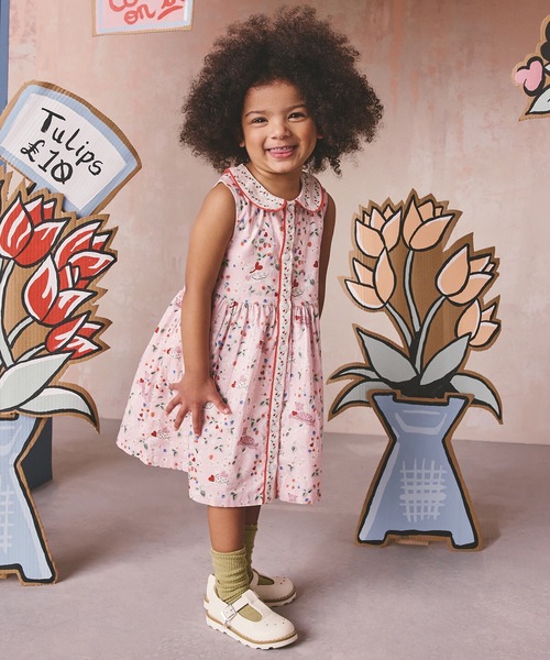 Cath Kidston（キャスキッドソン）の「キッズ ラウンドカラー ノースリーブ ワンピース Puppy Floral（ワンピース・キッズ・ピンク・122/110/98）」の4枚目の写真