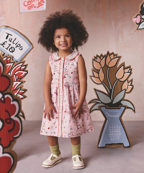 Cath Kidston（キャスキッドソン）の「キッズ ラウンドカラー ノースリーブ ワンピース Puppy Floral（ワンピース・キッズ・ピンク・122/110/98）」の5枚目の写真