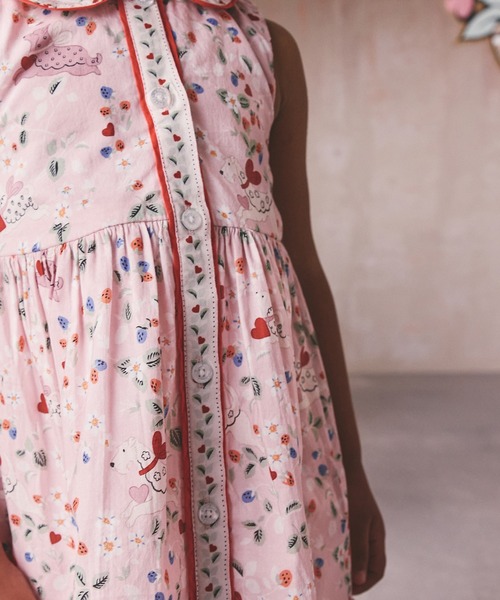 Cath Kidston（キャスキッドソン）の「キッズ ラウンドカラー ノースリーブ ワンピース Puppy Floral（ワンピース・キッズ・ピンク・122/110/98）」の7枚目の写真