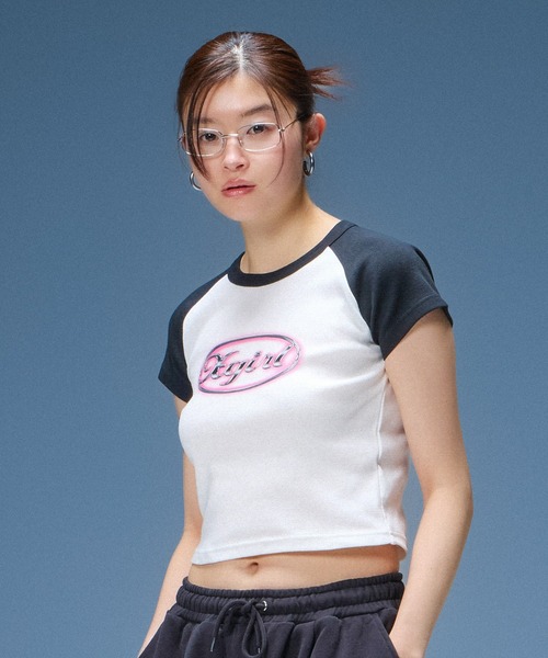 X-girl(エックスガール)の「GLOW METAL OVAL LOGO RAGLAN S/S BABY TEE(Tシャツ/カットソー・レディース・ホワイト/チャコール・S/M)」の3枚目の写真