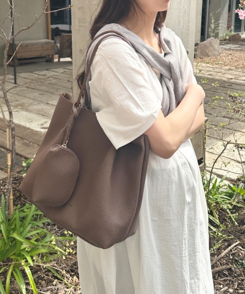 MYMOOD.(マイムード)の「ポーチ2個付きタックデザイントートバッグ(トートバッグ・レディース・ブラック/ブラウン/グレー・FREE)」の2枚目の写真