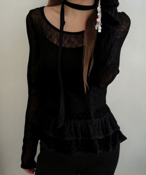 VIVID LADY(ビビッドレディー)の「チョーカー付き ペプラム レースフリルトップス(Tシャツ/カットソー・レディース・ブラック/アイボリー・FREE)」の1枚目の写真