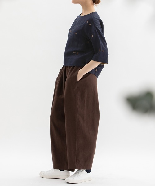 nop de nod(ノップドゥノッド)の「リネンレーヨン刺繍5分袖トップス(シャツ/ブラウス・レディース・ブラック/ライトブルー/ネイビー・3)」の5枚目の写真