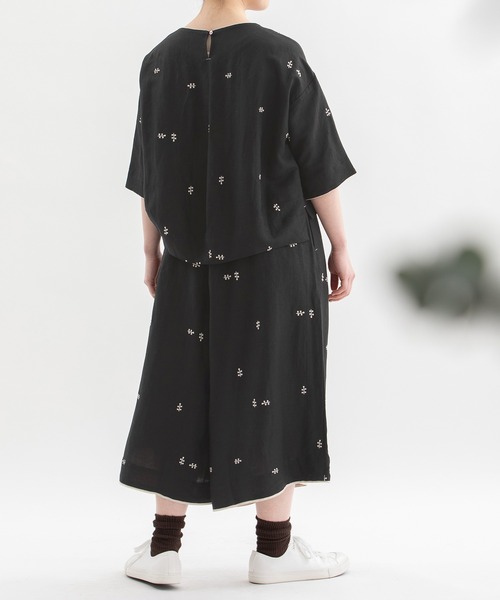 nop de nod(ノップドゥノッド)の「リネンレーヨン刺繍5分袖トップス(シャツ/ブラウス・レディース・ブラック/ライトブルー/ネイビー・3)」の13枚目の写真