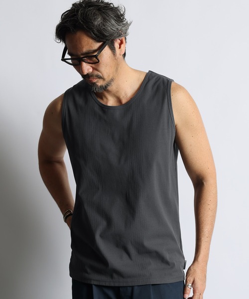 The DUFFER of ST.GEORGE(ザダファーオブセントジョージ)の「「AIR FLEX」RANDOM RIB KNIT TANK TOP :高収縮機能素材「エアフレックス」ランダムリブ タンクトップ / ストレッチ / UVカット / ドライタッチ / アンチピリング / インナー(タンクトップ・メンズ・チャコールグレー/ホワイト/ブラック・LARGE/MEDIUM/X-LARGE)」の2枚目の写真