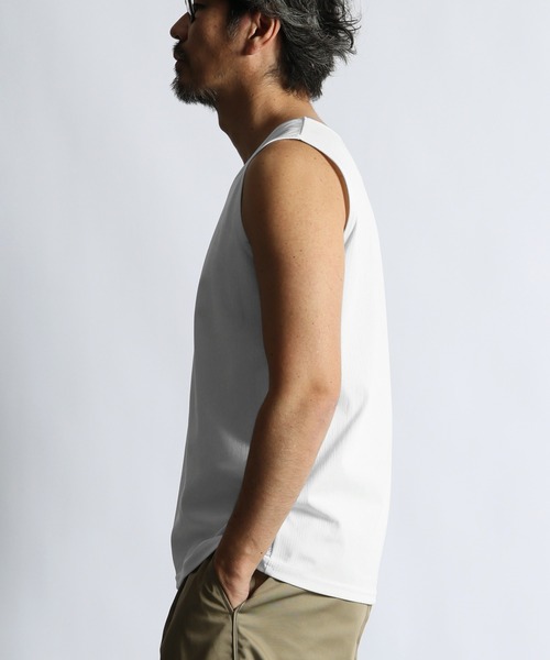 The DUFFER of ST.GEORGE(ザダファーオブセントジョージ)の「「AIR FLEX」RANDOM RIB KNIT TANK TOP :高収縮機能素材「エアフレックス」ランダムリブ タンクトップ / ストレッチ / UVカット / ドライタッチ / アンチピリング / インナー(タンクトップ・メンズ・チャコールグレー/ホワイト/ブラック・LARGE/MEDIUM/X-LARGE)」の10枚目の写真