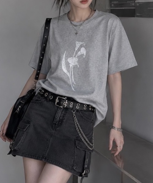 FUNdaysion(ファンデイション)の「フラワープリント半袖Tシャツ(Tシャツ/カットソー・レディース・グレー/ブラック・M)」の2枚目の写真