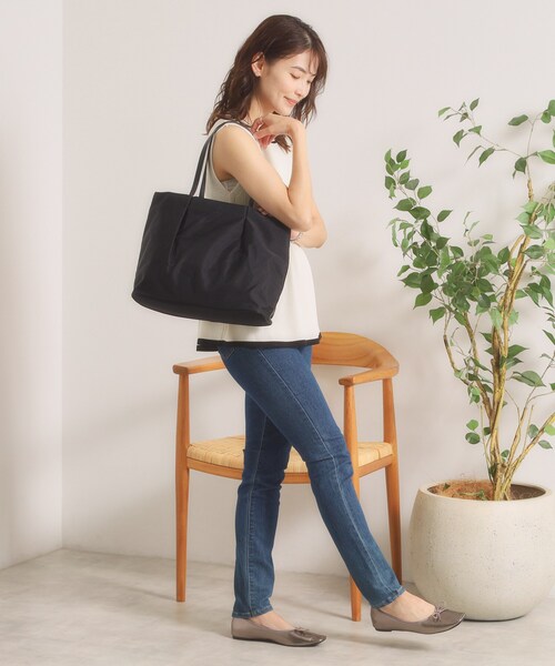 ITS'DEMO(イッツデモ)の「【整理収納アドバイザー監修】軽量撥水A4トート(トートバッグ・レディース・ボルドー/ブラック/チャコールグレー/ナチュラル・00)」の14枚目の写真