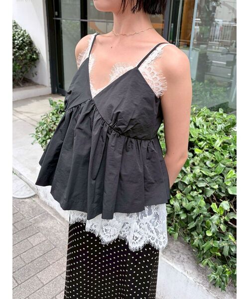 LAGUNAMOON(ラグナムーン)の「レースレイヤードランジェリーチュニック 【夏服】【レイヤードトップス】(キャミソール・レディース・ホワイト/ブラック/ブラウン/ライトブルー・FREE)」の2枚目の写真
