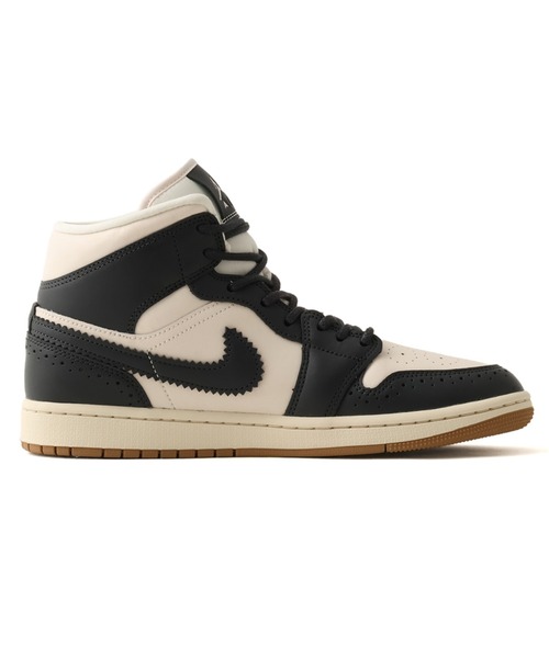 JORDAN BRAND（ジョーダンブランド）の「JORDAN BRAND WMNS AIR JORDAN 1 MID SE / ジョーダンブランド ウィメンズ エア ジョーダン 1 MID SE / NIKE【SP】（スニーカー・レディース・ブラック×ホワイト・28.5cm/28.0cm/27.5cm/27.0cm/26.5cm/26.0cm/29.0cm）」の5枚目の写真