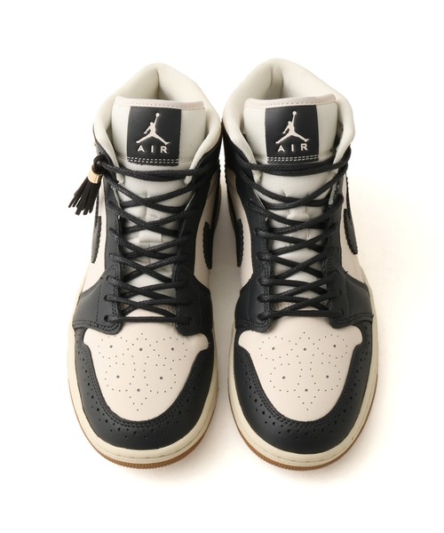 JORDAN BRAND（ジョーダンブランド）の「JORDAN BRAND WMNS AIR JORDAN 1 MID SE / ジョーダンブランド ウィメンズ エア ジョーダン 1 MID SE / NIKE【SP】（スニーカー・レディース・ブラック×ホワイト・28.5cm/28.0cm/27.5cm/27.0cm/26.5cm/26.0cm/29.0cm）」の2枚目の写真