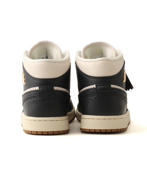 JORDAN BRAND（ジョーダンブランド）の「JORDAN BRAND WMNS AIR JORDAN 1 MID SE / ジョーダンブランド ウィメンズ エア ジョーダン 1 MID SE / NIKE【SP】（スニーカー・レディース・ブラック×ホワイト・28.5cm/28.0cm/27.5cm/27.0cm/26.5cm/26.0cm/29.0cm）」の3枚目の写真