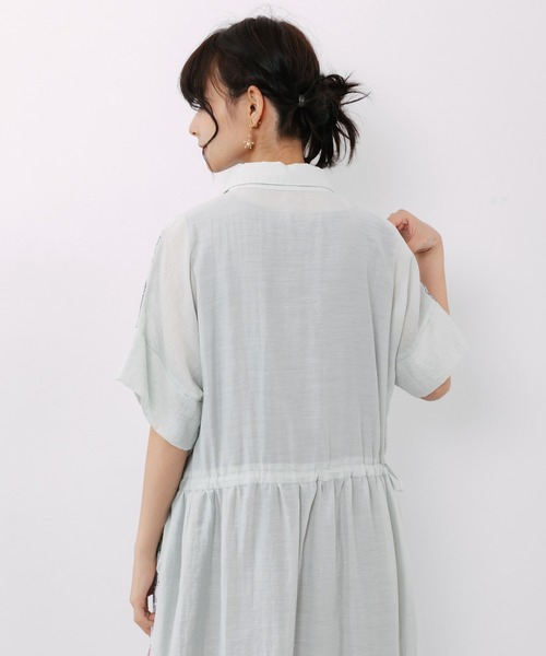 iS ScoLar(イズスカラー)の「562233:ステンドグラス風花柄シャツワンピース(ワンピース・レディース・グリーン/チャコールグレー/ベージュ・M)」の10枚目の写真