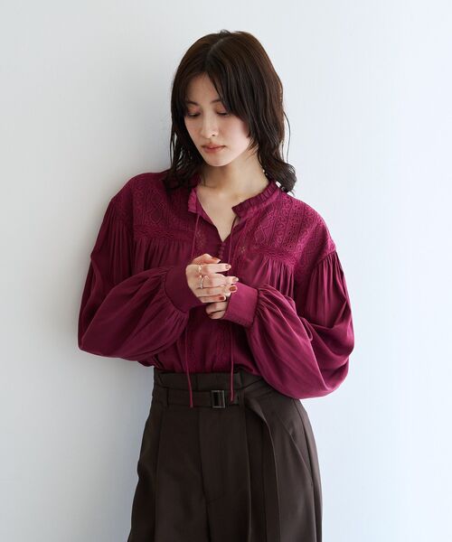 YECCA VECCA(イェッカヴェッカ)の「レース切替ボリューム袖ブラウス(シャツ/ブラウス・レディース・ライトベージュ/バーガンディー/ブラック・FREE)」の11枚目の写真