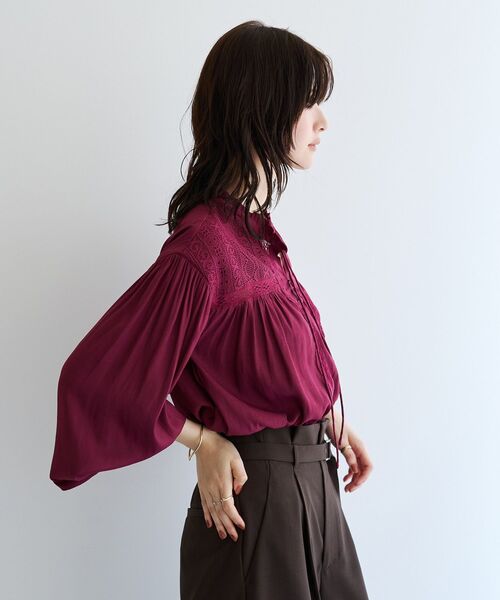 YECCA VECCA(イェッカヴェッカ)の「レース切替ボリューム袖ブラウス(シャツ/ブラウス・レディース・ライトベージュ/バーガンディー/ブラック・FREE)」の12枚目の写真
