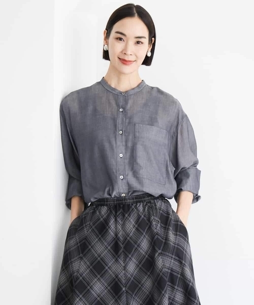 MICHEL KLEIN(ミッシェル・クラン)の「シアーシャンブレーバンドカラーシャツ(シャツ/ブラウス・レディース・ブラック/ライトグレー/ネイビー・38)」の1枚目の写真