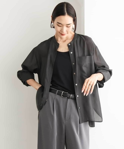 MICHEL KLEIN(ミッシェル・クラン)の「シアーシャンブレーバンドカラーシャツ(シャツ/ブラウス・レディース・ブラック/ライトグレー/ネイビー・38)」の2枚目の写真