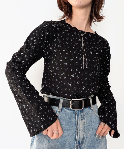 styiro(スタイロ)の「花柄フレアスリーブ長袖カットソー 26AW新作 秋服 冬服 紅葉 デート(Tシャツ/カットソー・レディース・アイボリー/ブラック・FREE)」の1枚目の写真