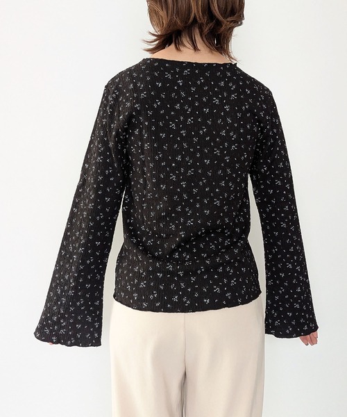 styiro(スタイロ)の「花柄フレアスリーブ長袖カットソー 26AW新作 秋服 冬服 紅葉 デート(Tシャツ/カットソー・レディース・アイボリー/ブラック・FREE)」の15枚目の写真