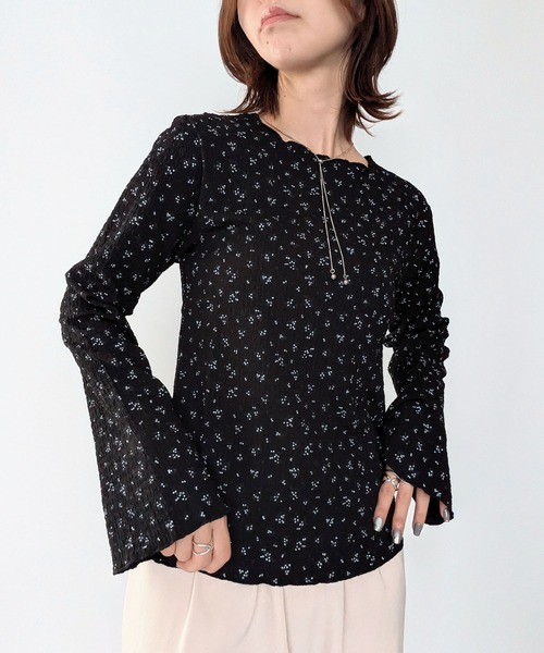 styiro(スタイロ)の「花柄フレアスリーブ長袖カットソー 26AW新作 秋服 冬服 紅葉 デート(Tシャツ/カットソー・レディース・アイボリー/ブラック・FREE)」の11枚目の写真