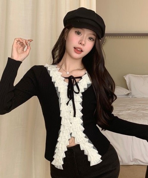 AVYL(アヴィル)の「フロントフリルVネックリブニット(ニット/セーター・レディース・ブラウン/ブラック・M)」の2枚目の写真