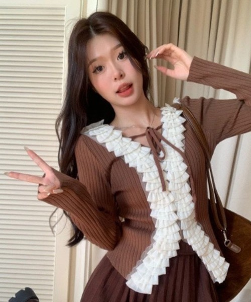 AVYL(アヴィル)の「フロントフリルVネックリブニット(ニット/セーター・レディース・ブラウン/ブラック・M)」の3枚目の写真