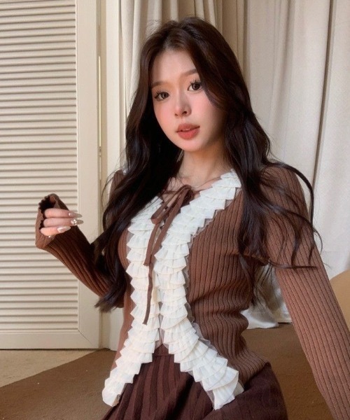 AVYL(アヴィル)の「フロントフリルVネックリブニット(ニット/セーター・レディース・ブラウン/ブラック・M)」の5枚目の写真