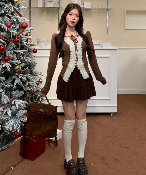 AVYL(アヴィル)の「フロントフリルVネックリブニット(ニット/セーター・レディース・ブラウン/ブラック・M)」の7枚目の写真