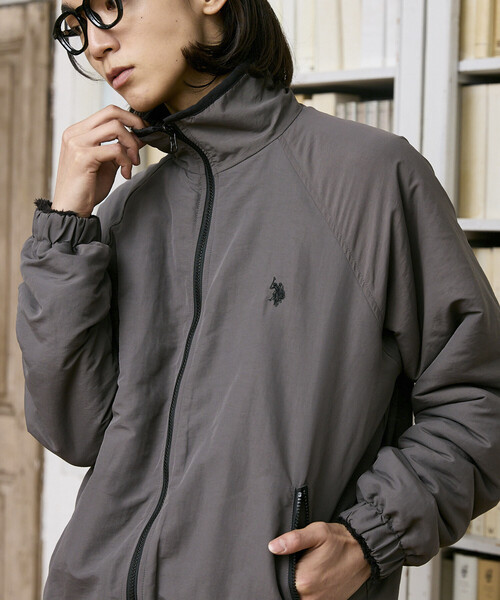 U.S. POLO ASSN.（ユーエスポロアッスン）の「U.S. POLO ASSN. × PUBLUX/ユーエスポロアッスン 2WAY ナイロンフリース リバーシブル ブルゾン 限定展開（ブルゾン・メンズ・チャコールグレー/ブラック/ベージュ/ネイビー・SMALL/MEDIUM/LARGE）」の3枚目の写真