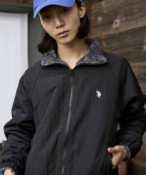 U.S. POLO ASSN.（ユーエスポロアッスン）の「U.S. POLO ASSN. × PUBLUX/ユーエスポロアッスン 2WAY ナイロンフリース リバーシブル ブルゾン 限定展開（ブルゾン・メンズ・チャコールグレー/ブラック/ベージュ/ネイビー・SMALL/MEDIUM/LARGE）」の2枚目の写真