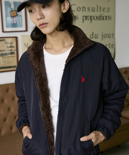 U.S. POLO ASSN.（ユーエスポロアッスン）の「U.S. POLO ASSN. × PUBLUX/ユーエスポロアッスン 2WAY ナイロンフリース リバーシブル ブルゾン 限定展開（ブルゾン・メンズ・チャコールグレー/ブラック/ベージュ/ネイビー・SMALL/MEDIUM/LARGE）」の11枚目の写真