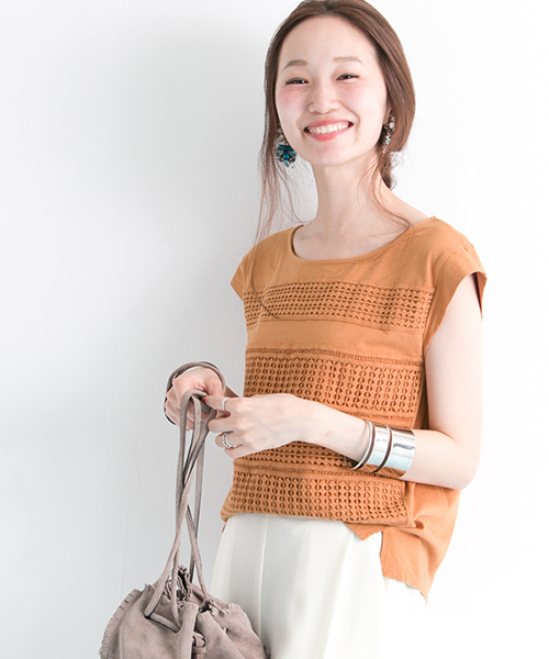 URBAN RESEARCH(アーバンリサーチ)の「UR ランダム切替レースTシャツ(Tシャツ/カットソー・レディース・オフホワイト/ブラック/キャメル・FREE)」の3枚目の写真