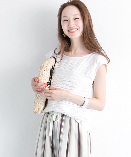 URBAN RESEARCH(アーバンリサーチ)の「UR ランダム切替レースTシャツ(Tシャツ/カットソー・レディース・オフホワイト/ブラック/キャメル・FREE)」の1枚目の写真