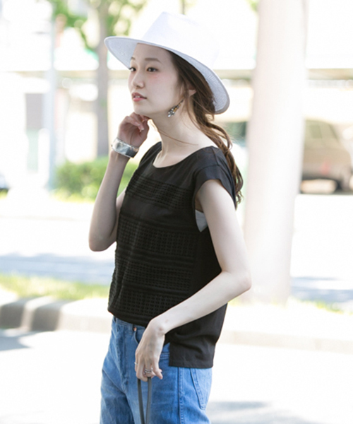 URBAN RESEARCH(アーバンリサーチ)の「UR ランダム切替レースTシャツ(Tシャツ/カットソー・レディース・オフホワイト/ブラック/キャメル・FREE)」の2枚目の写真