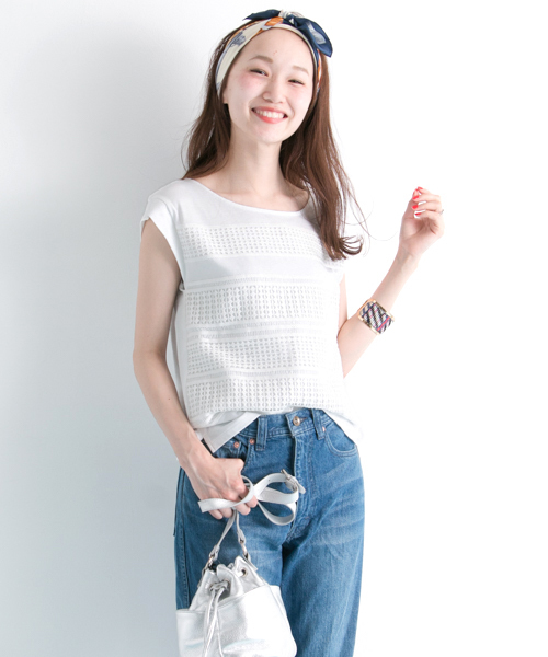 URBAN RESEARCH(アーバンリサーチ)の「UR ランダム切替レースTシャツ(Tシャツ/カットソー・レディース・オフホワイト/ブラック/キャメル・FREE)」の6枚目の写真