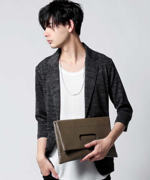THE CASUAL(カジュアル)の「合成皮革2WAYユニセックスクラッチバッグ(クラッチバッグ・メンズ・ブラック/グレー系その他/ピンク/ブルー/ネイビー/マスタード/サックスブルー/ワイン/ホワイト/ブラウン/ダークブラウン/キャメル/レッド/ブルーグリーン/シルバー/ゴールド・FREE)」の4枚目の写真