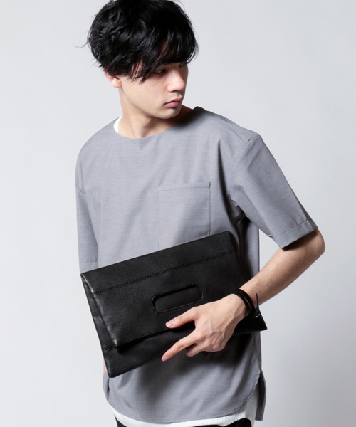 THE CASUAL(カジュアル)の「合成皮革2WAYユニセックスクラッチバッグ(クラッチバッグ・メンズ・ブラック/グレー系その他/ピンク/ブルー/ネイビー/マスタード/サックスブルー/ワイン/ホワイト/ブラウン/ダークブラウン/キャメル/レッド/ブルーグリーン/シルバー/ゴールド・FREE)」の3枚目の写真