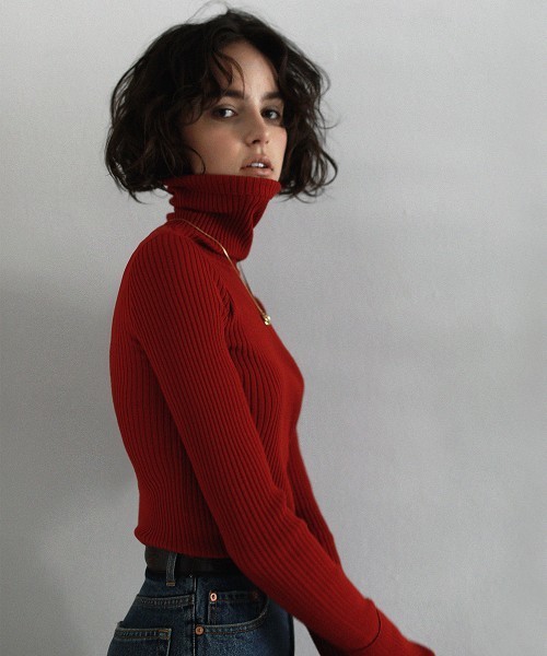 TODAYFUL(トゥデイフル)の「メリノウールタートルニット(ニット/セーター・レディース・オフホワイト/ブラック/ベージュ/レッド・FREE)」の4枚目の写真