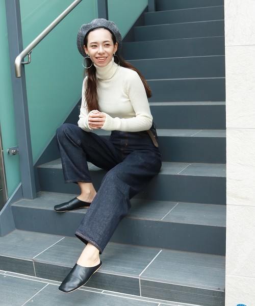 TODAYFUL(トゥデイフル)の「メリノウールタートルニット(ニット/セーター・レディース・オフホワイト/ブラック/ベージュ/レッド・FREE)」の6枚目の写真