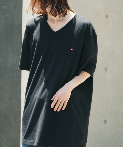 TOMMY HILFIGER(トミーヒルフィガー)の「Tommy Hilfiger/トミーヒルフィガー VネックTシャツ 半袖Tシャツ メンズ 秋物 秋服 2026年秋冬(Tシャツ/カットソー・メンズ・ブラック/ホワイト/ネイビー・M/L/XL/S)」の2枚目の写真